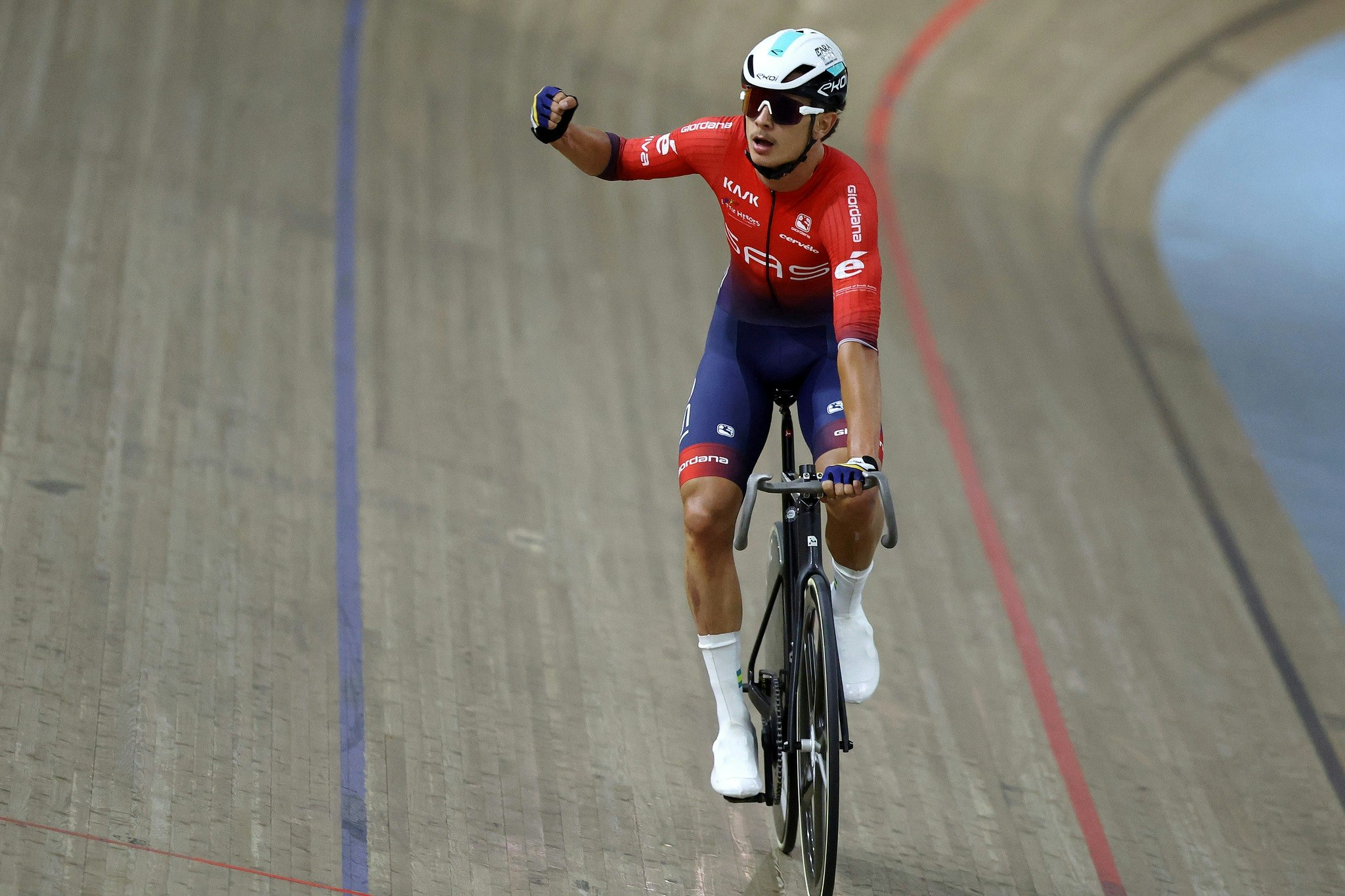 Oliver Bleddyn celebrates after winning the 2024 AusCycling Madison National Championships alongside Zac Marriage in Melbourne. Picture: Con Chronis