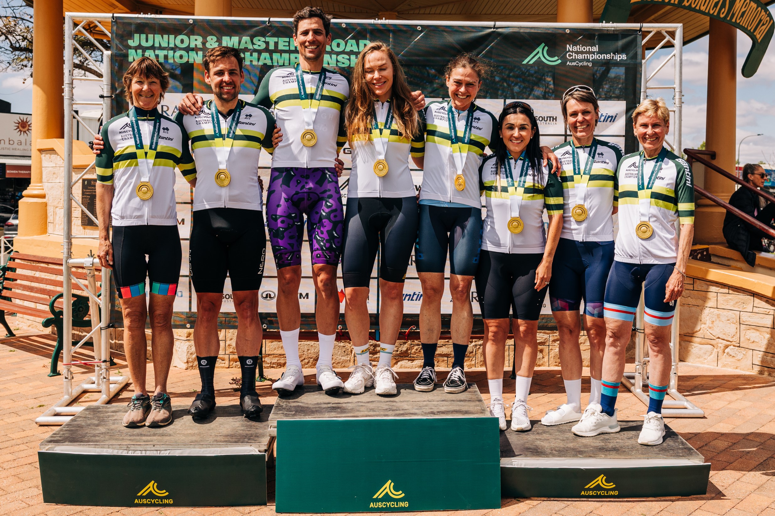 Masters women and Masters Men 1-2 criterium winners at the 2024 AusCycling Masters and Junior Road National Championships in Loxton