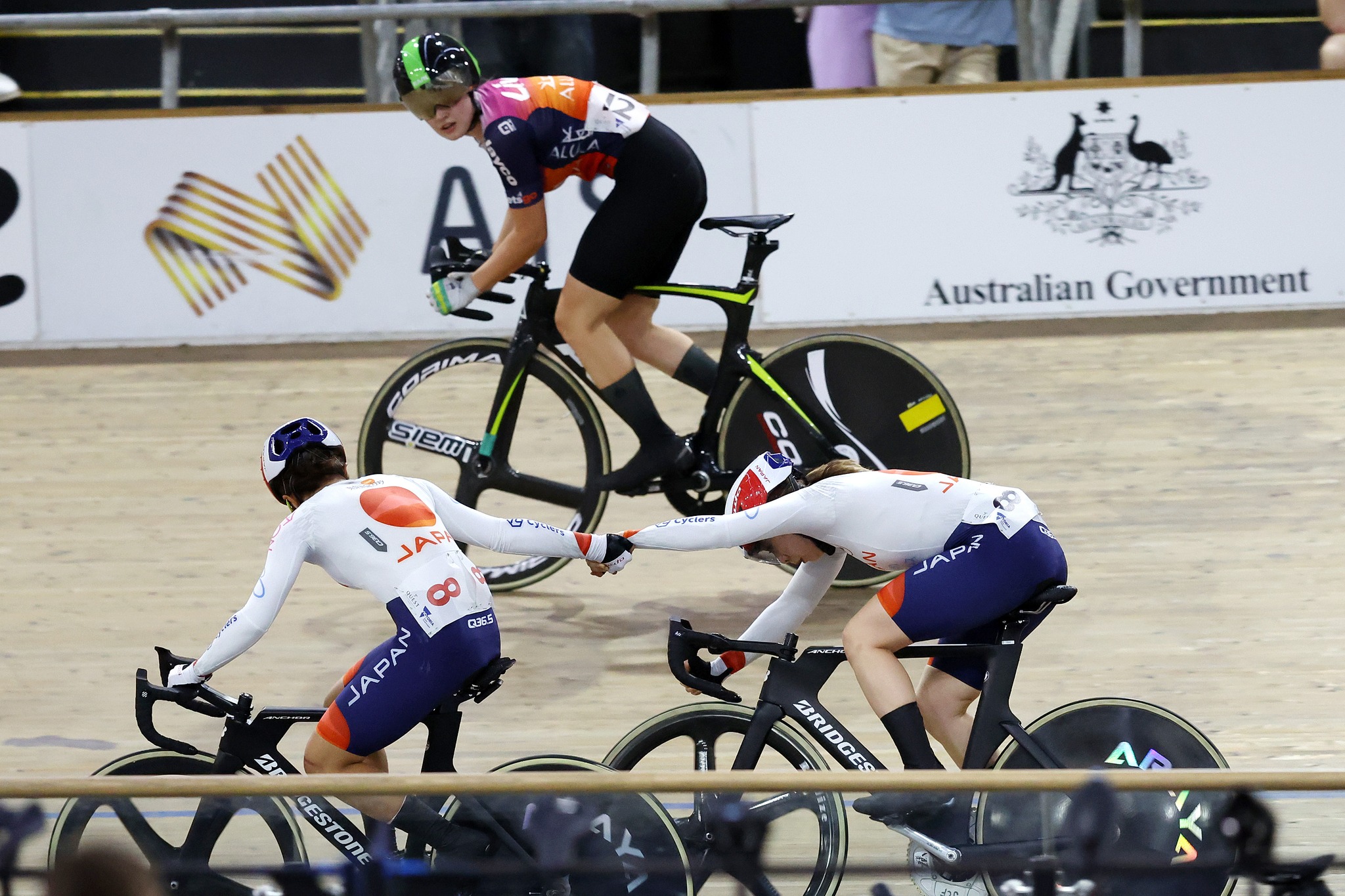 Tsuyaka Uchino and Mizuki Ikeda racing in the 2024 elite women's Madison National Championships. Picture: Con Chronis