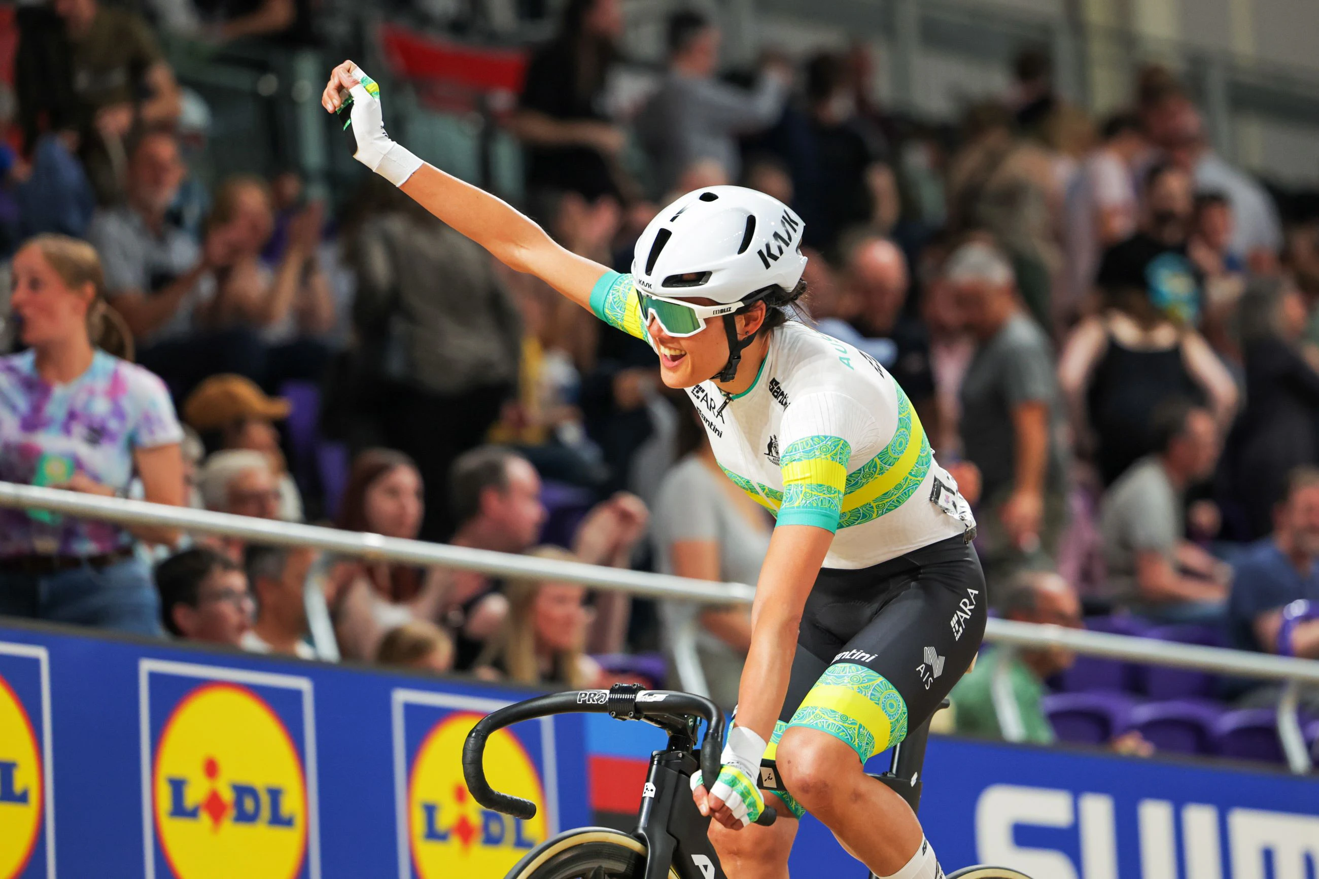 Australian para-cyclist Alana Forster wins the 2023 UCI C5 Scratch Race World Championship on the track in Glasgow