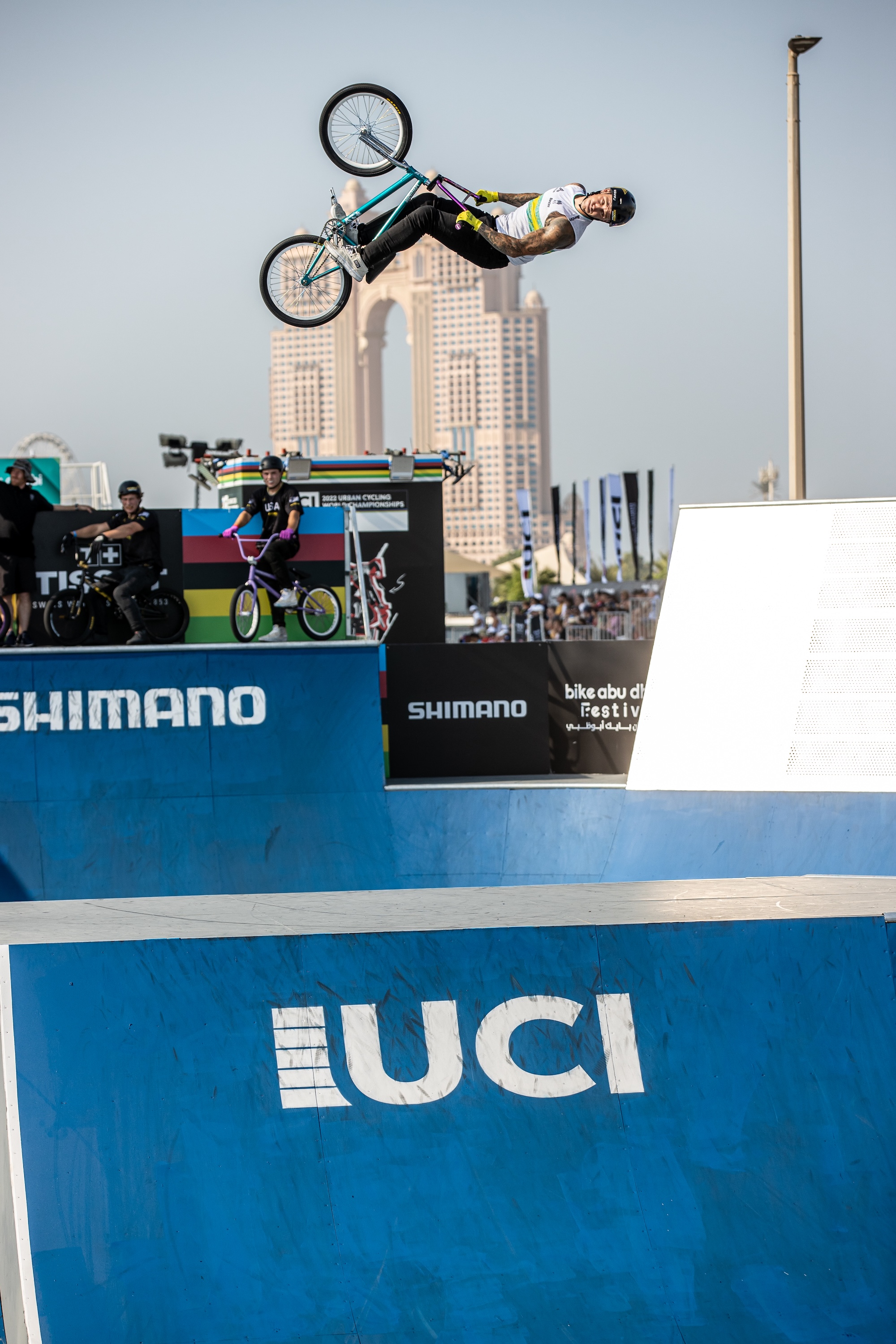 Logan Martin competing at the 2022 UCI World Championship in Abu Dhabi.