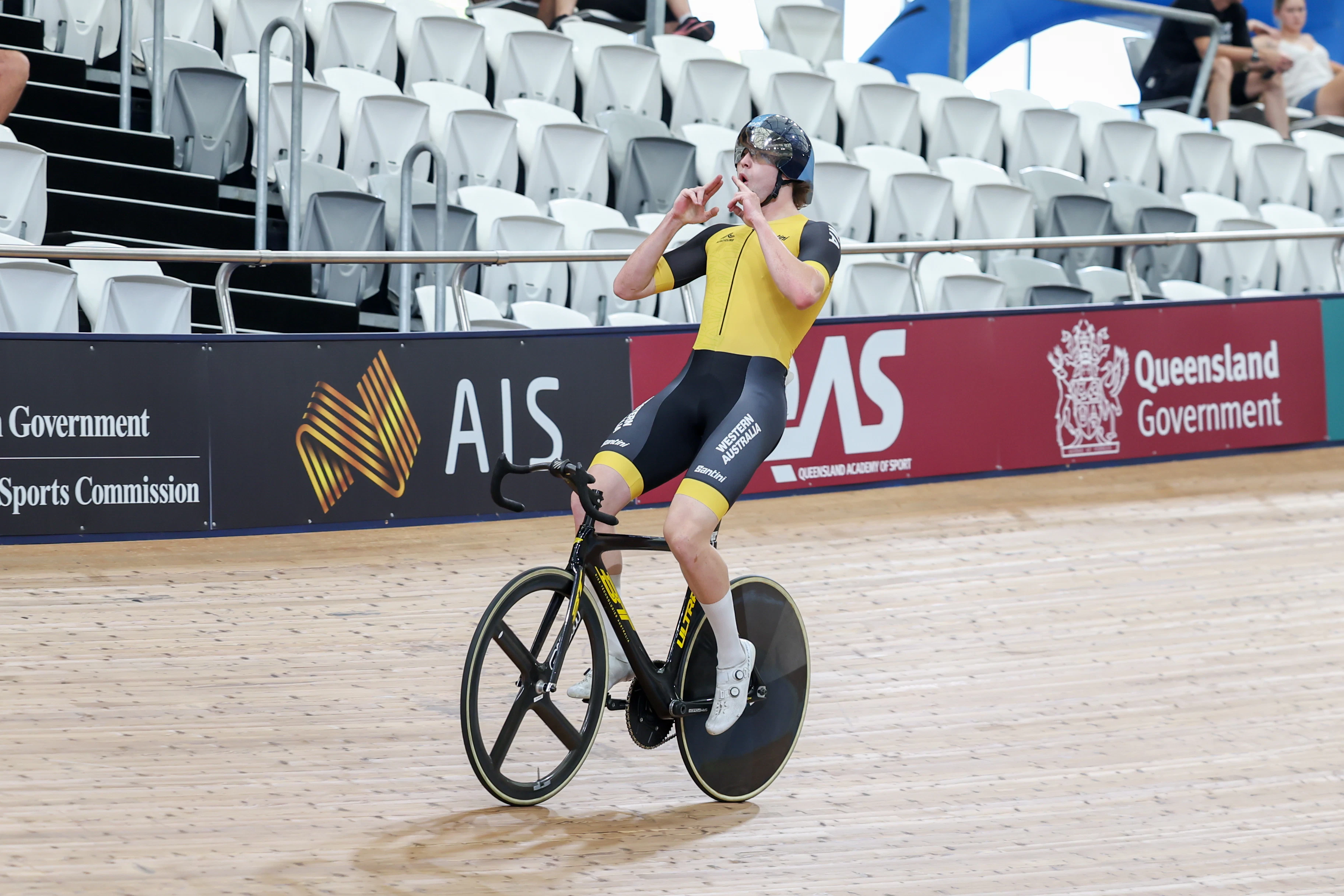 John Carter celebrates winning the elite men's scratch race national title at the 2025 AusCycling Track National Championships. Picture: Mackenzie Sweetnam