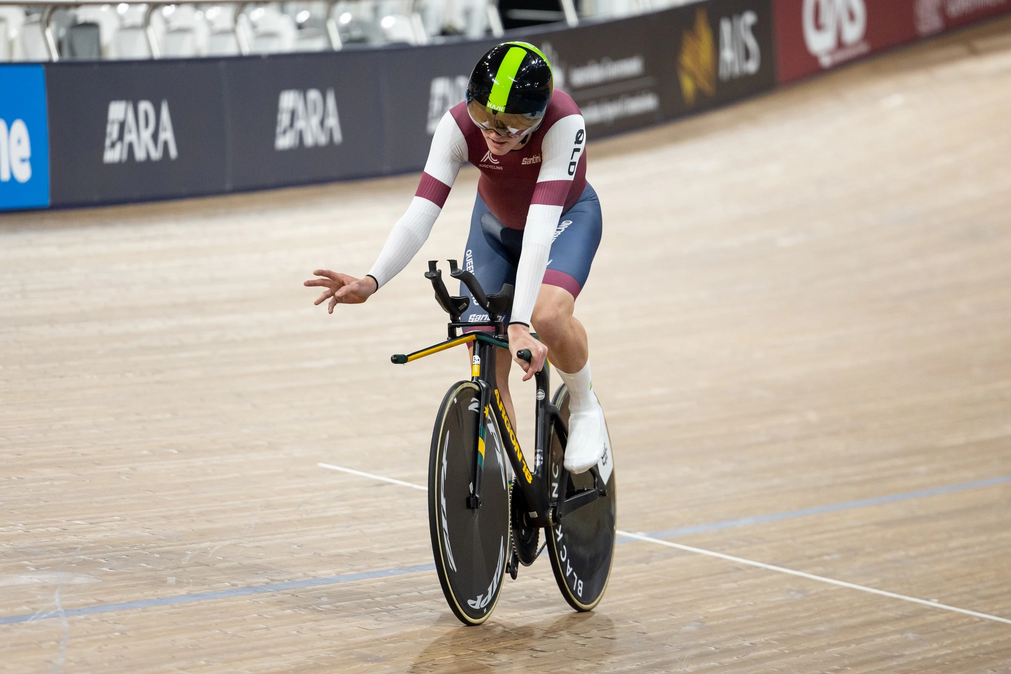 James Moriarty salutes his family after winning the elite men's individual pursuit at the 2025 AusCycling Track National Championships. Picture: Mackenzie Sweetnam