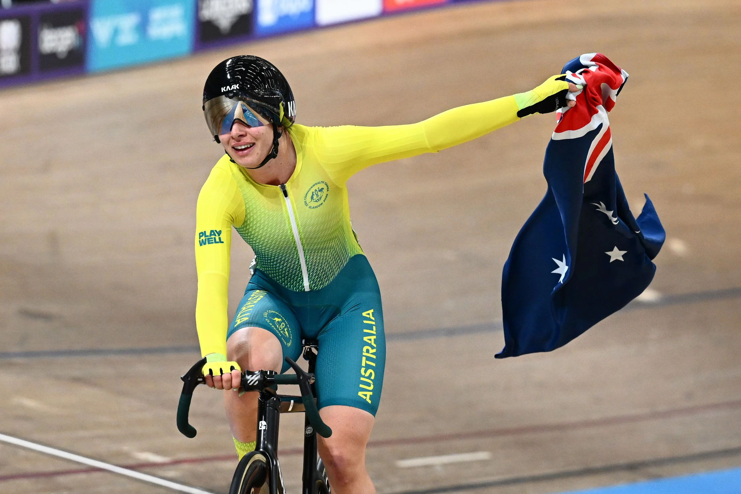 Alyssa Polites celebrates with the Australian flag after winning the women's elimination race in the Glasgow 2026 Commonwealth Games.