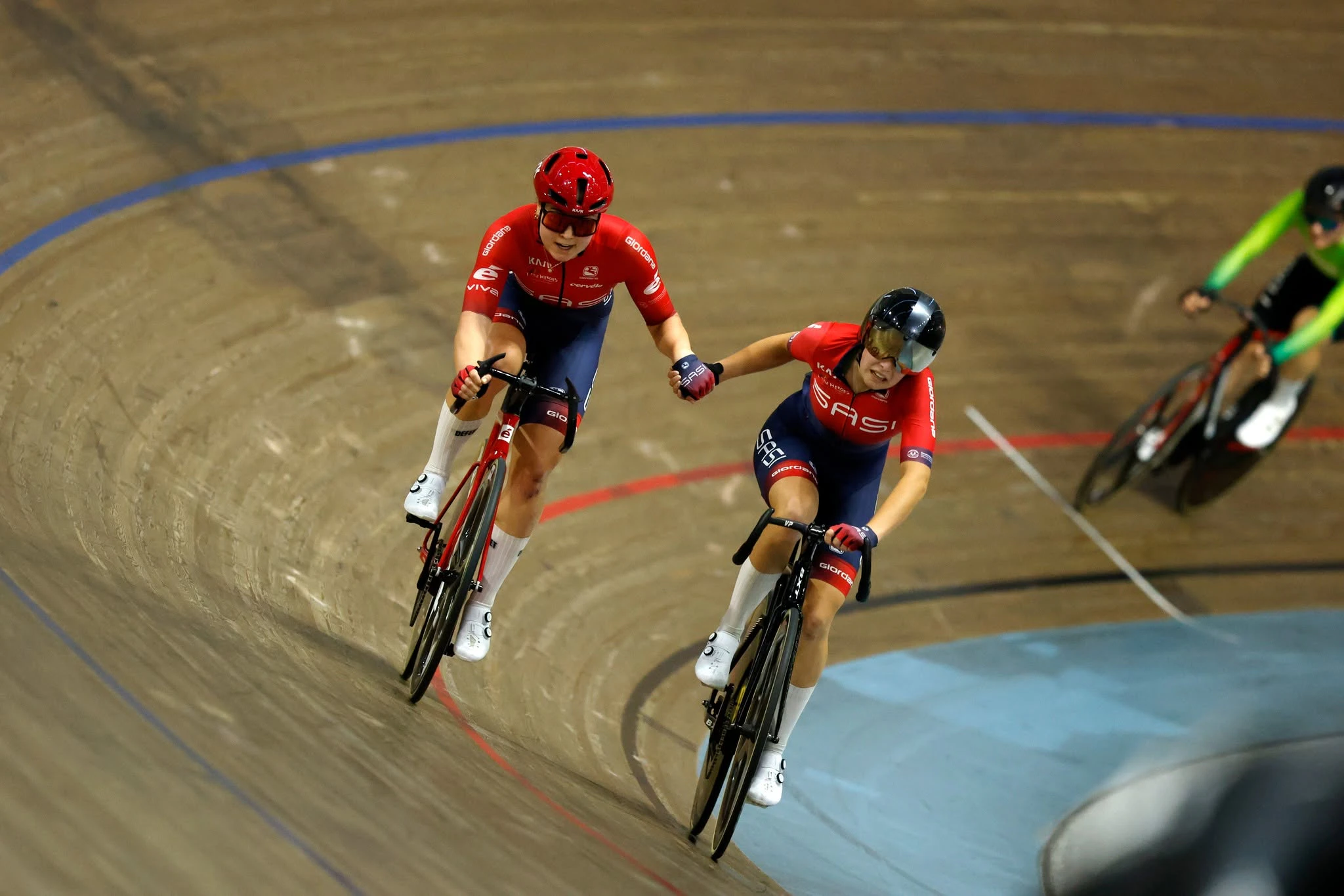 Odette Lynch and Maddie Wasserbaech racing the 2025 AusCycling Madison National Championships at DISC in Melbourne. Picture: Con Chronis