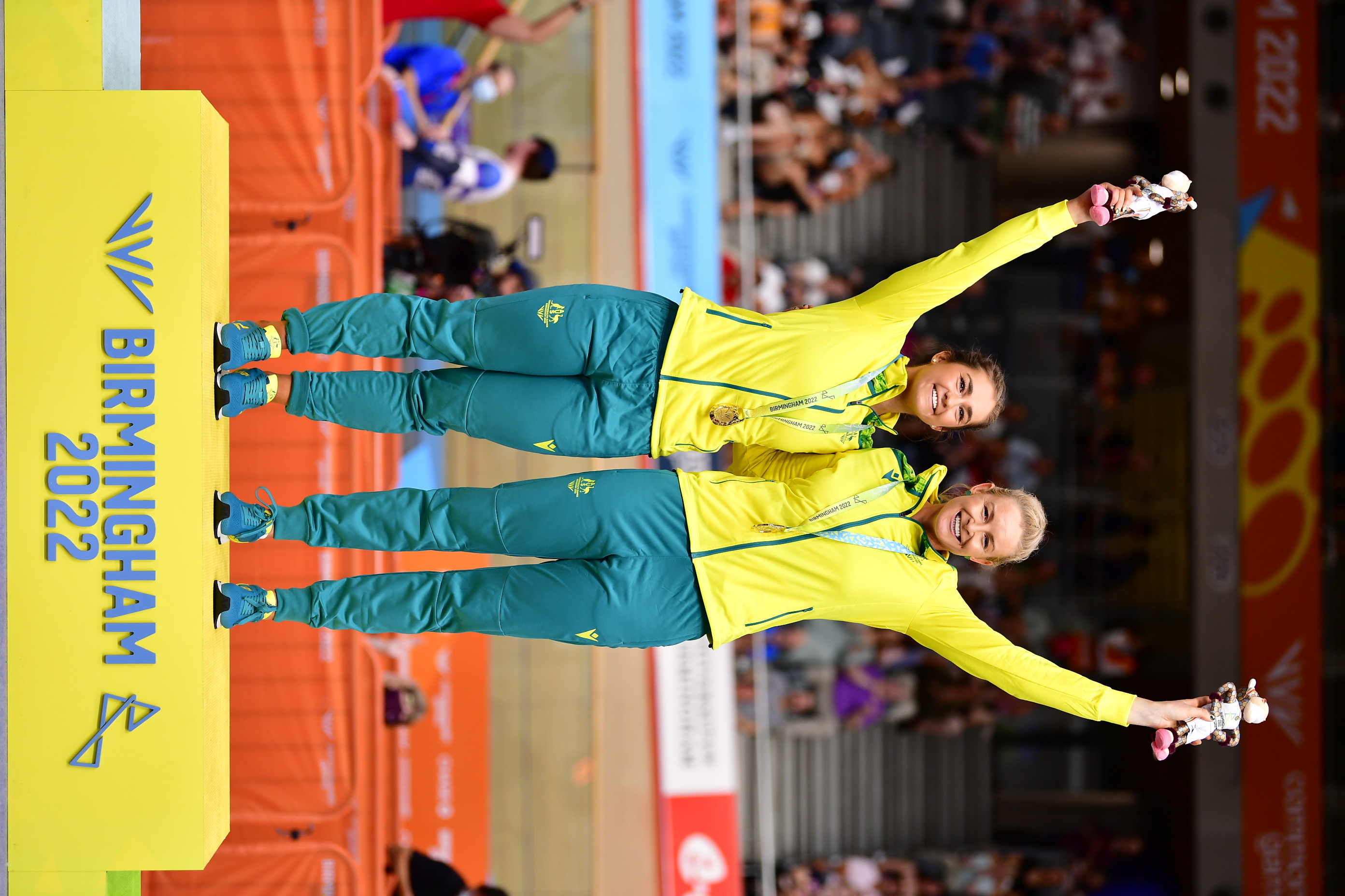 Jessica Gallagher (right) and pilot Caitlin Ward on the podium after winning gold in the Women B 1000m Time Trial at the Birmingham 2022 Commonwealth Games. Picture: Guy Swarbrick