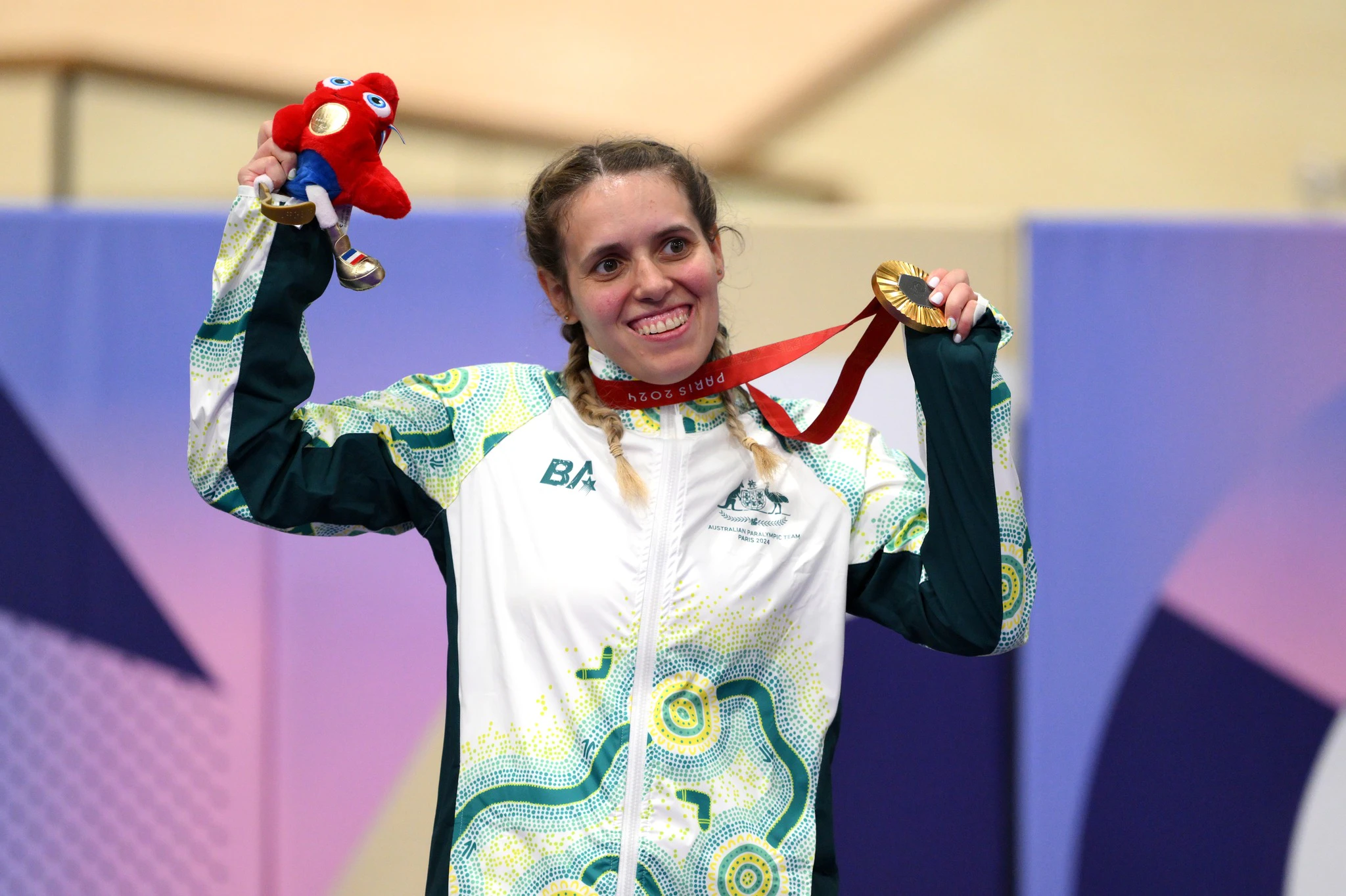 Amanda Reid on the podium after winning gold in the women's C1-3 500m time trial at the Paris 2024 Paralympic Games. Picture: David Ramos/Getty Images