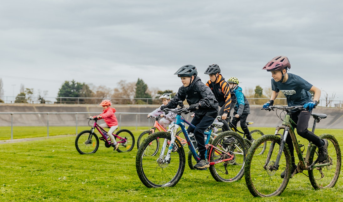 AusBike students riding mountain bikes across course