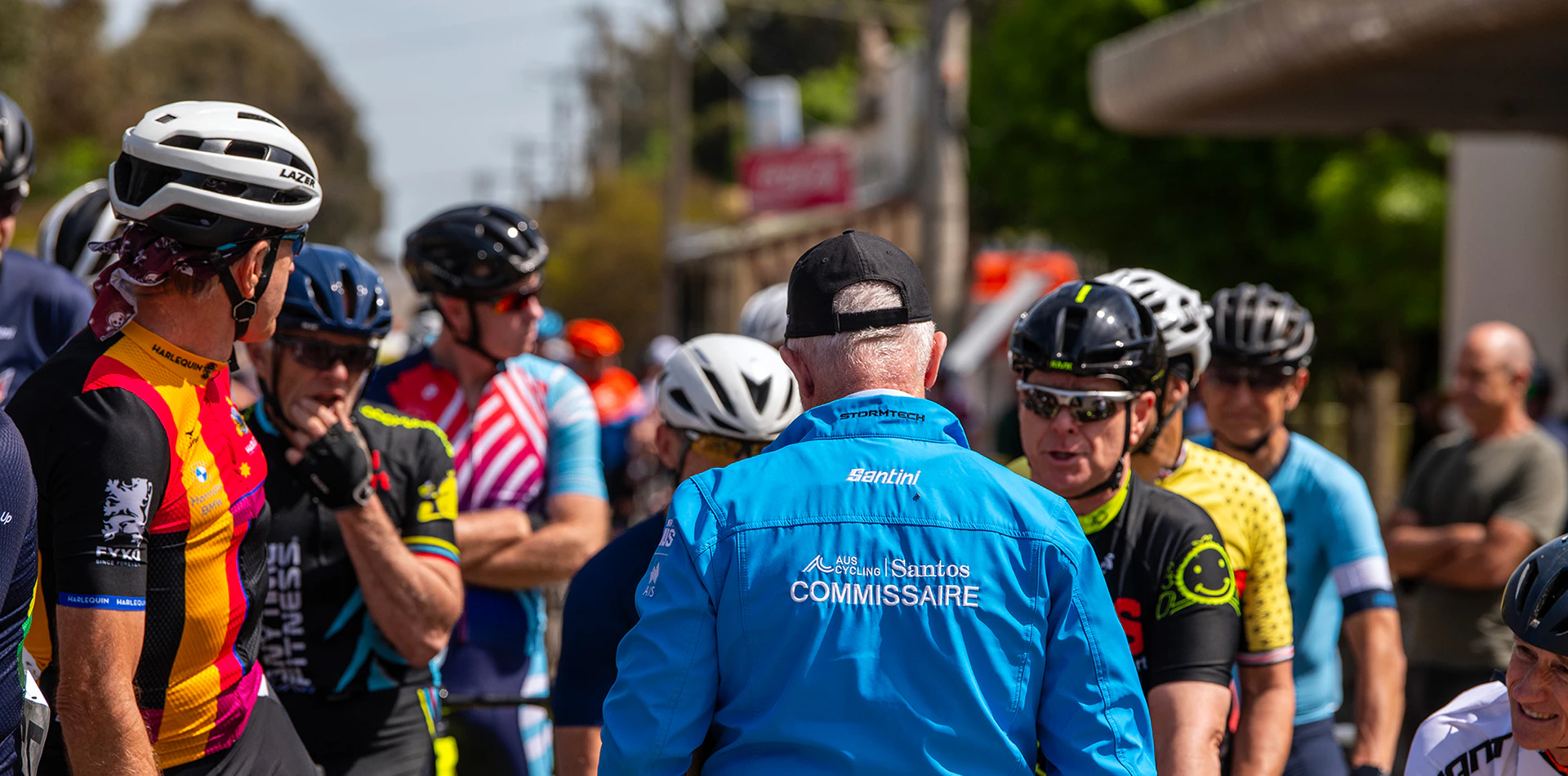 Commissaire speaking with cyclists