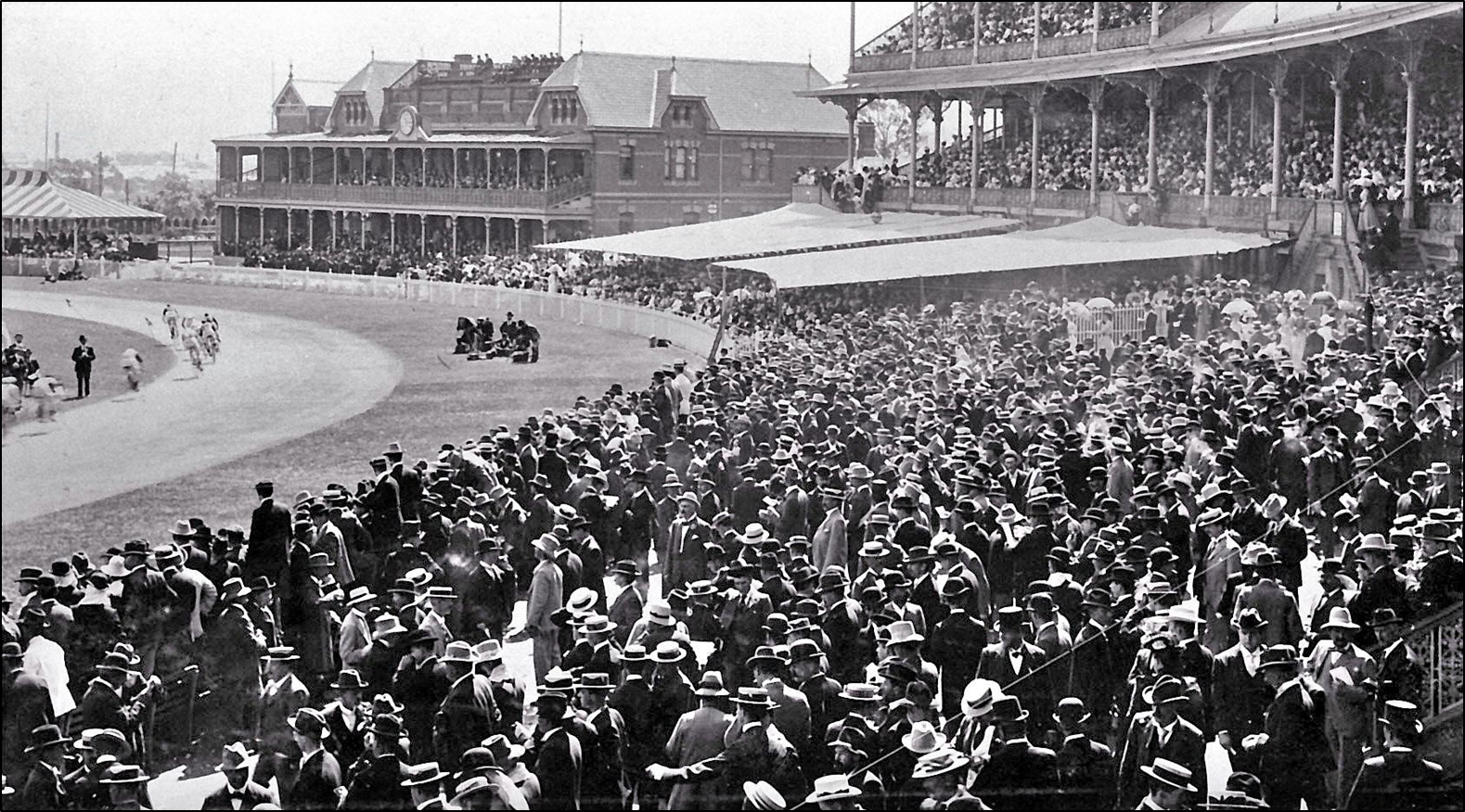 The alliance between the Melbourne Bicycle Club and the Melbourne Cricket Ground created the Austral Wheelrace in 1887, drawing crowds up to 30,000 spectators.