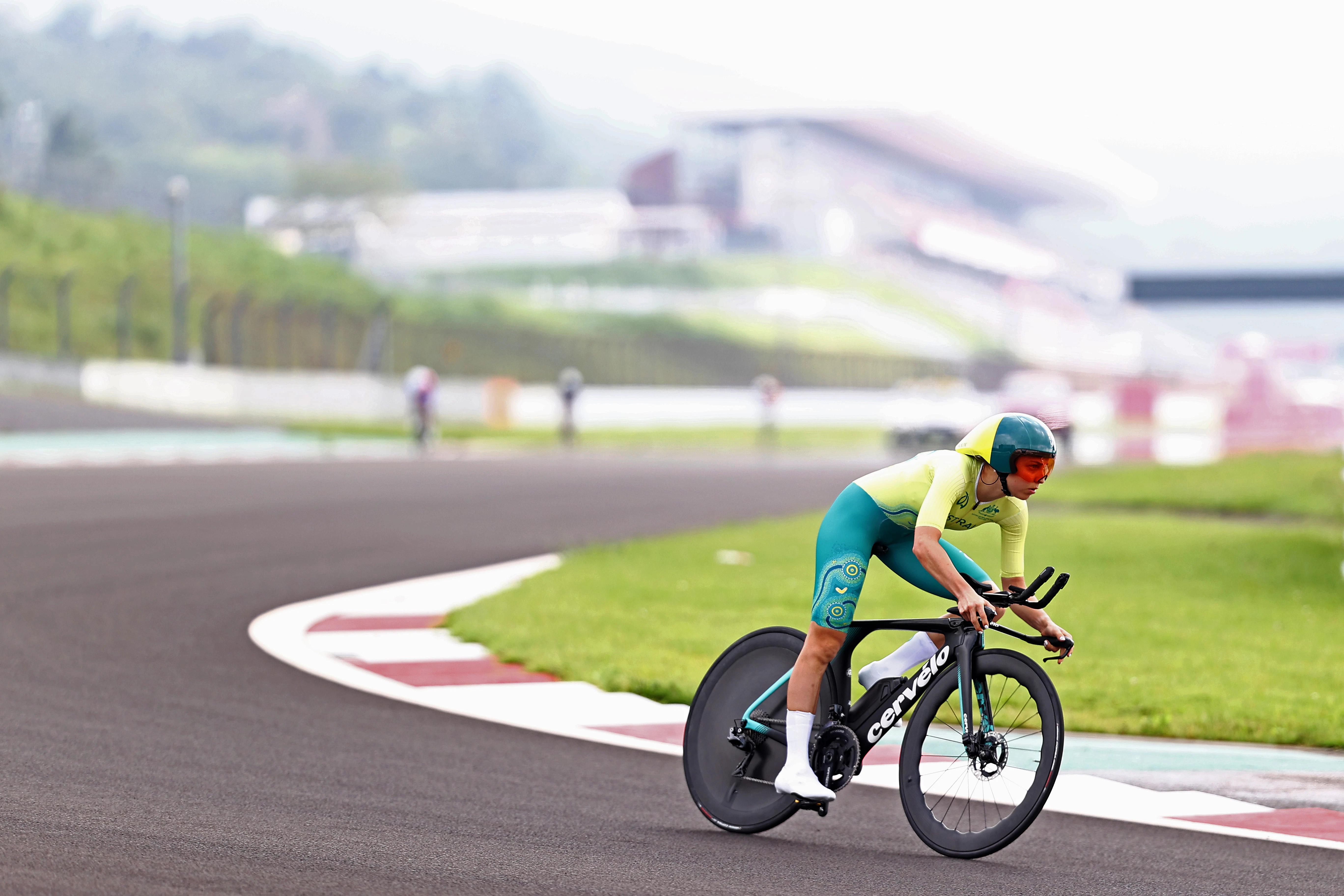 Meg Lemon racing in the Tokyo 2020 Paralympic Games Women's C4 time trial. Picture Getty Images.